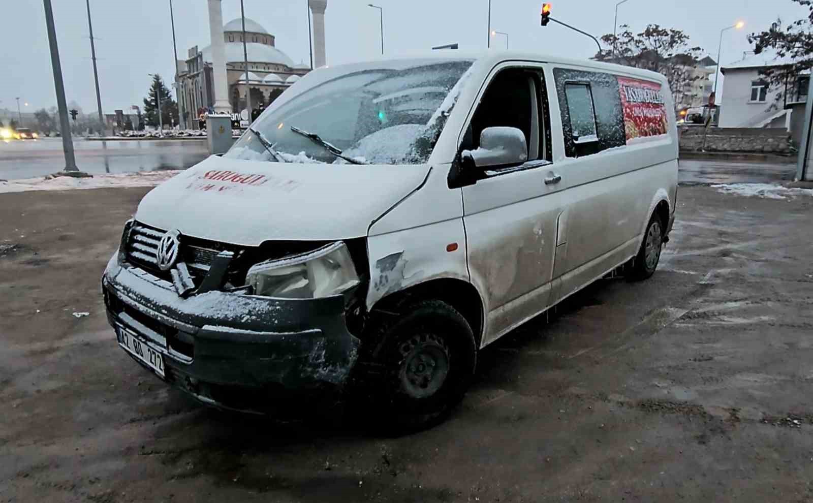 Aksaray’da minibüs ile otomobil çarpıştı: 4 yaralı
