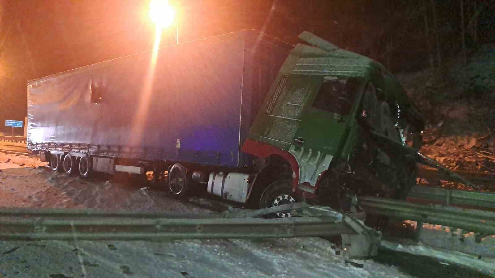 Kontrolden çıkan tır bariyerlere çarptı: Yol trafiğe kapandı