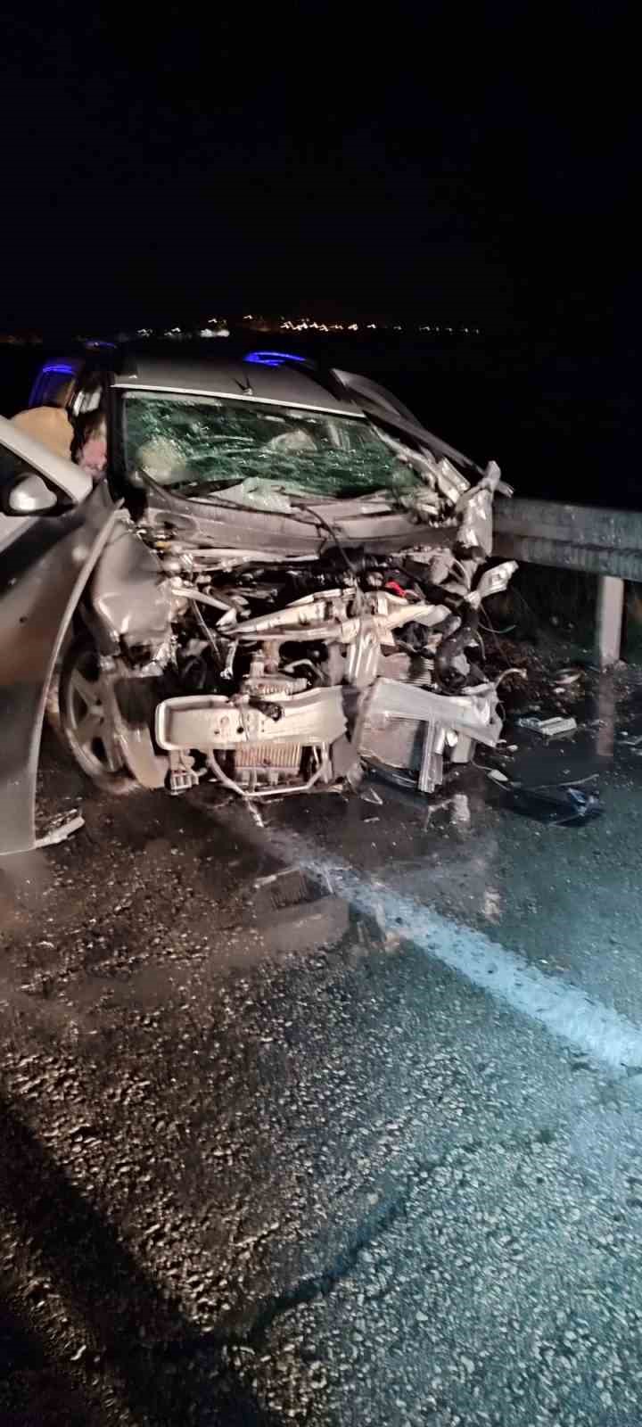 Elazığ’da otomobil bariyere çarptı: 4 yaralı