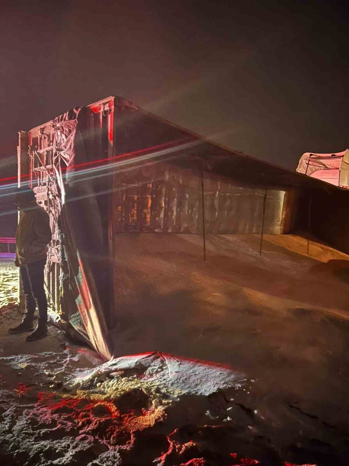 Buğday yüklü tır devrildi, Sivas-Kayseri karayolu trafiğe kapandı