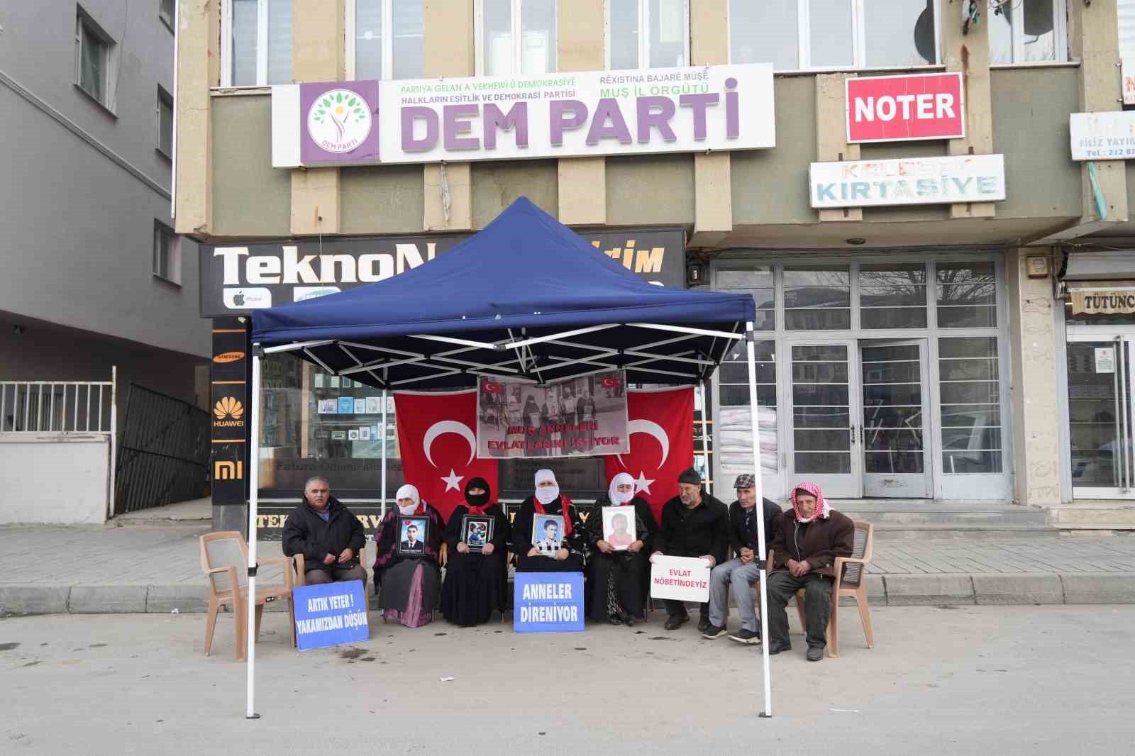 Muş’ta ailelerin evlat nöbeti devam ediyor