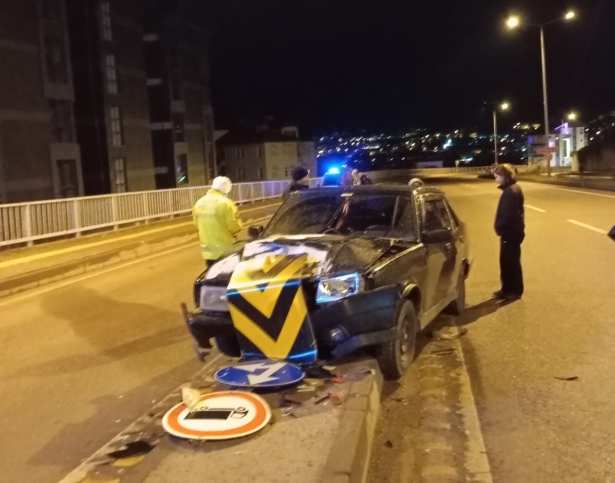 Bartın&rsquo;da kontrolden &ccedil;ıkan otomobil ref&uuml;je &ccedil;ıktı
