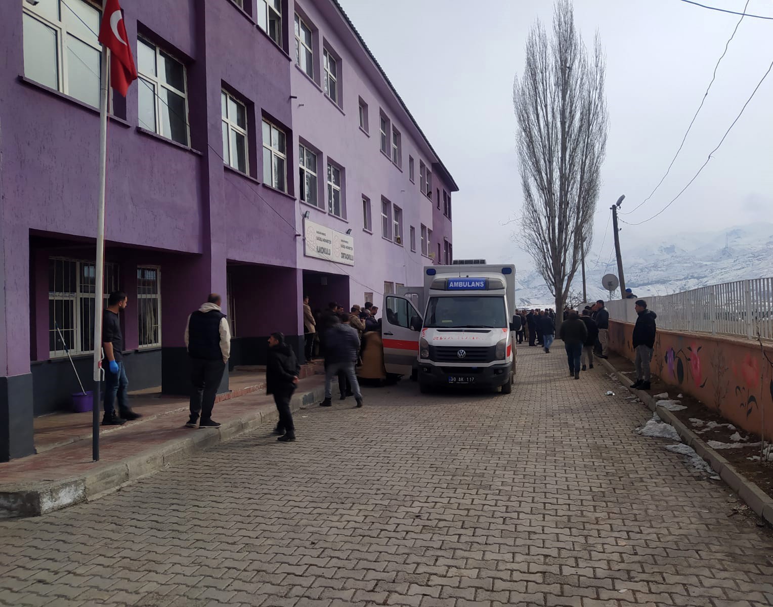 Hakkari’de 34 öğrenci gıda zehirlenmesi şüphesiyle hastaneye kaldırıldı