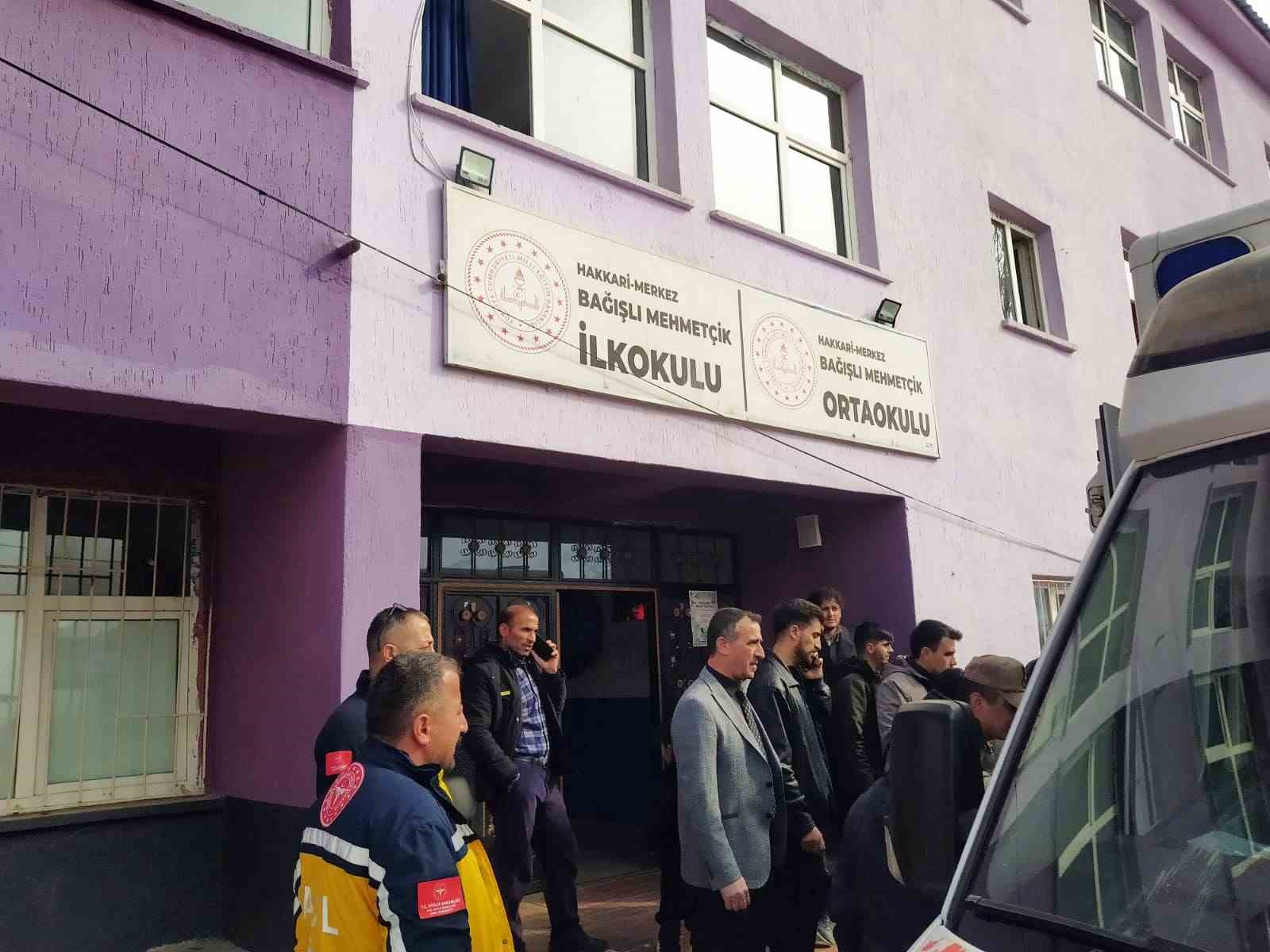 Hakkari&rsquo;de 34 &ouml;ğrenci gıda zehirlenmesi ş&uuml;phesiyle hastaneye kaldırıldı
