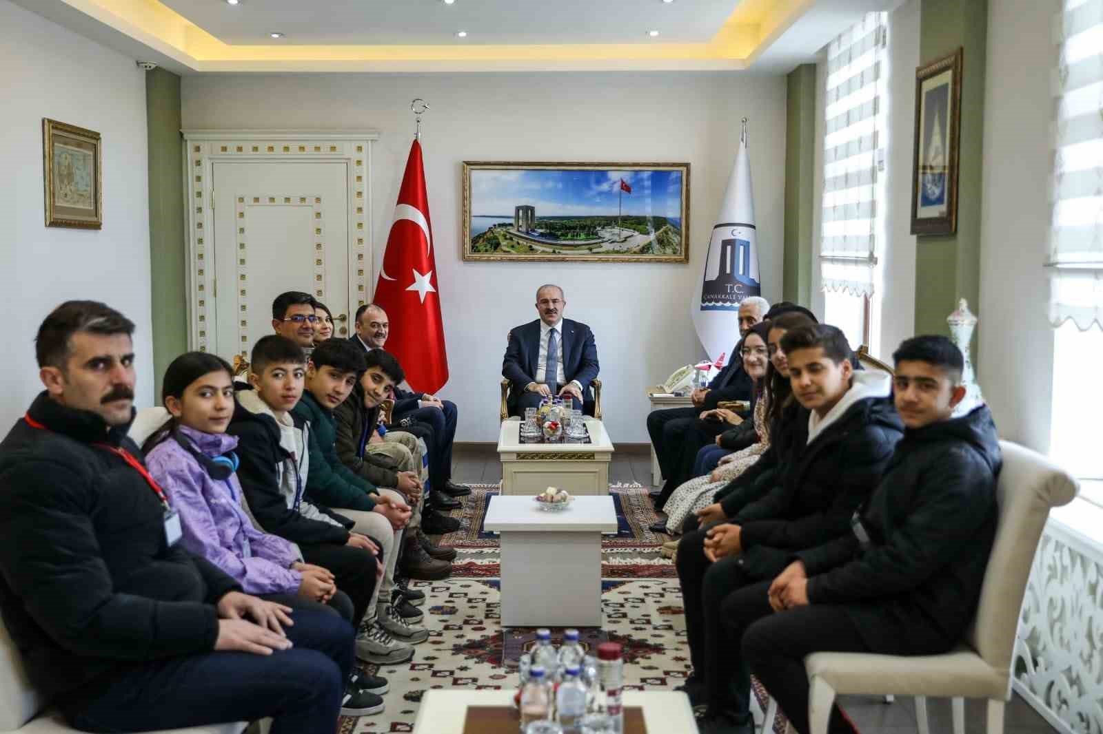 Şırnak’tan Çanakkale’ye geziye gelen öğrenciler Vali Ömer Toraman’ı ziyaret etti