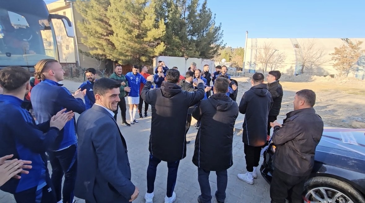 Mardin&rsquo;de futbolcular, gelin arabasından damadı indirip &ccedil;iftetelli oynadı
