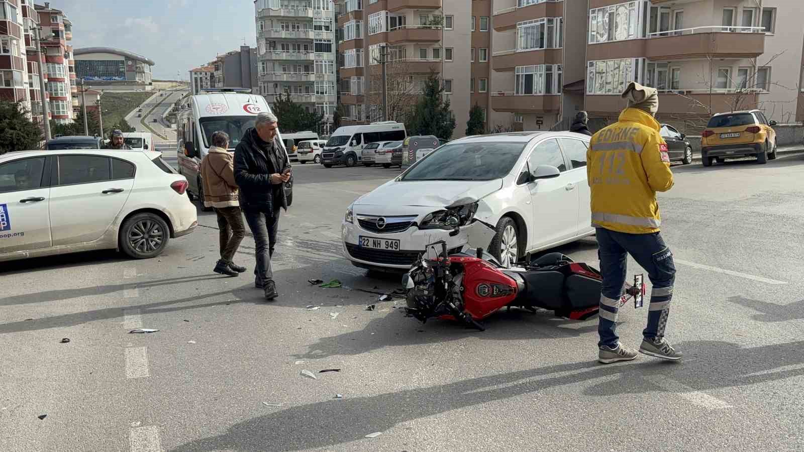 Edirne’de otomobille çarpışan motosikletli yarandı