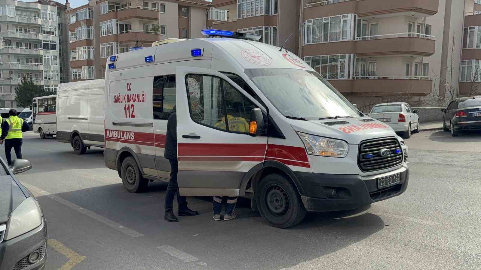 Edirne&rsquo;de otomobille &ccedil;arpışan motosikletli yarandı
