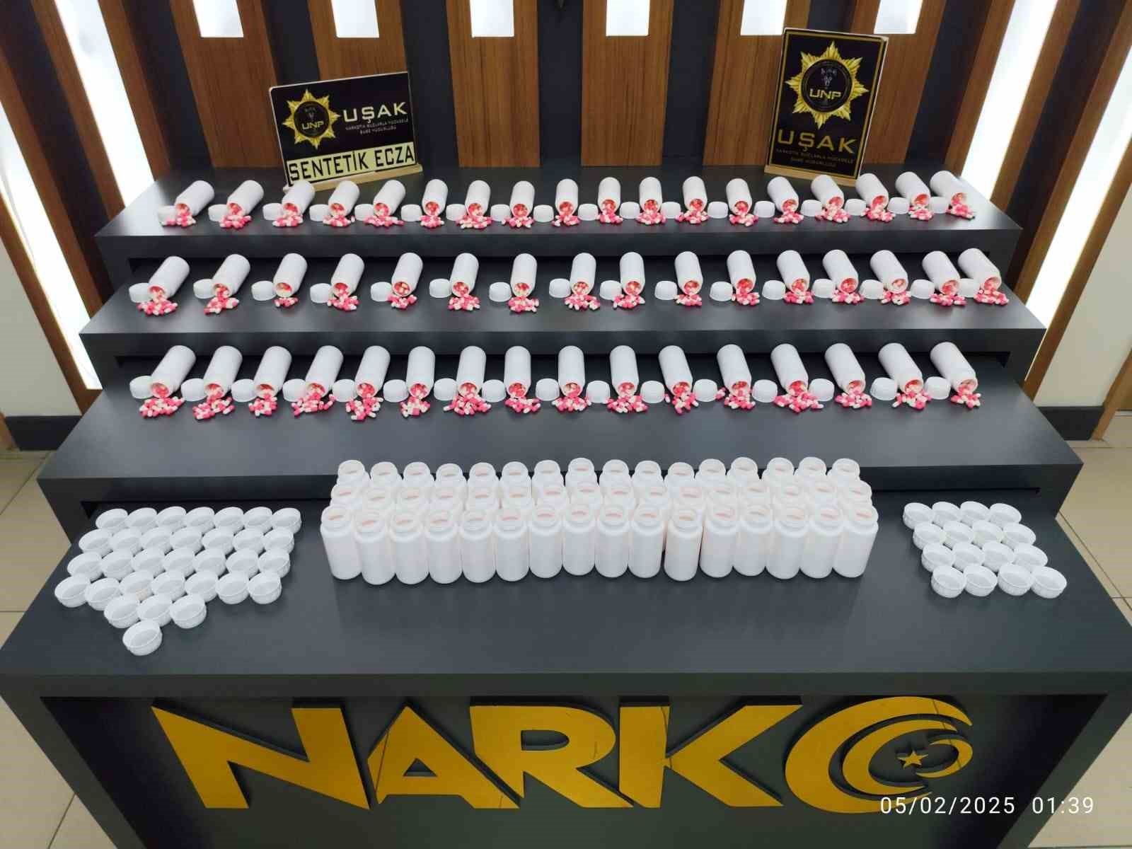 Uşak’ta otomobil içerisinde çok sayıda uyuşturucu ele geçirildi