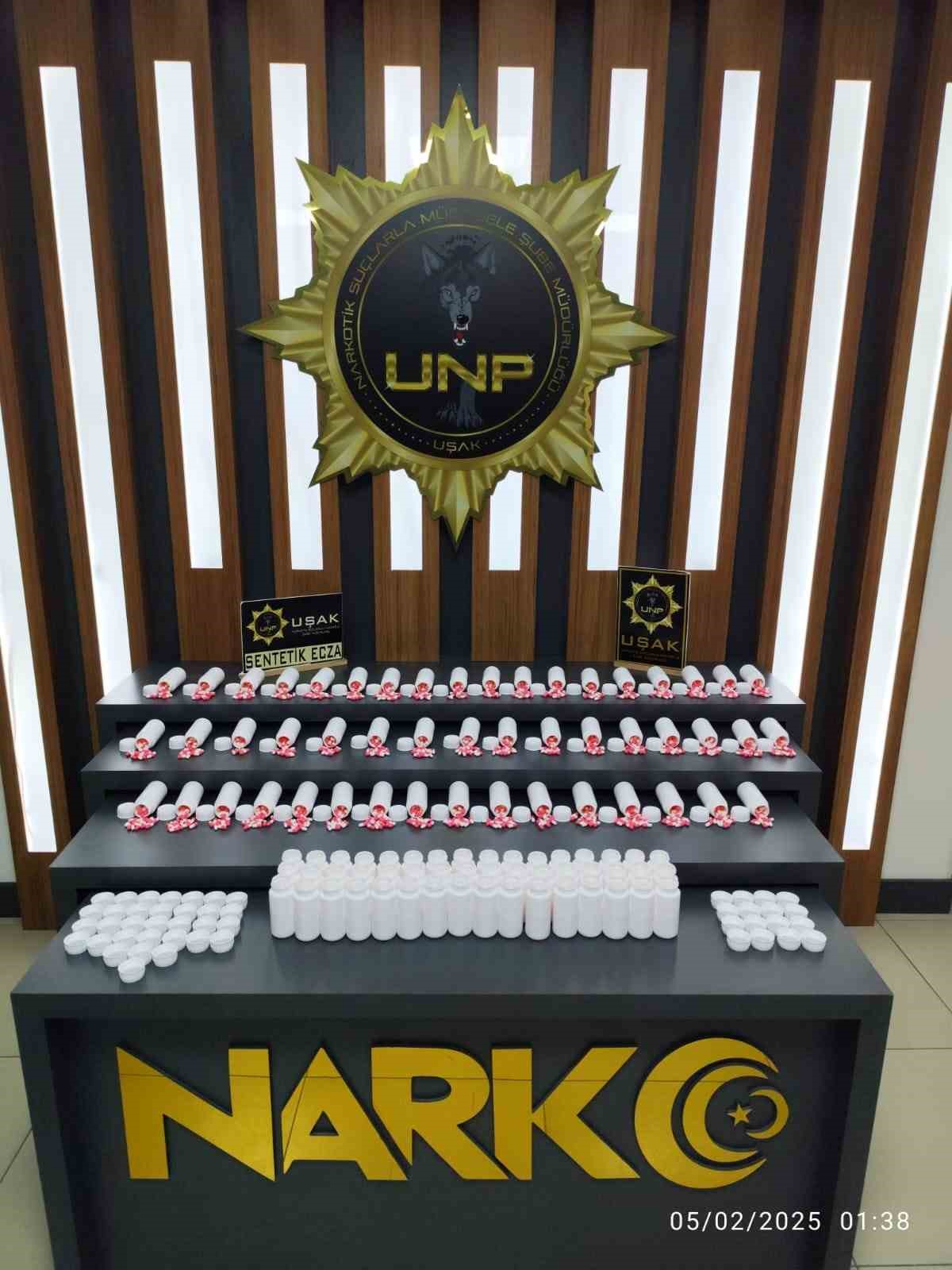 Uşak&rsquo;ta otomobil i&ccedil;erisinde &ccedil;ok sayıda uyuşturucu ele ge&ccedil;irildi
