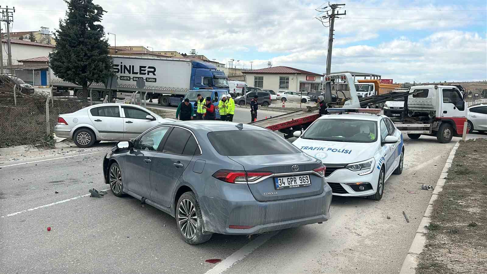 İki otomobilin çarpışması sonucu sürücüler yaralandı