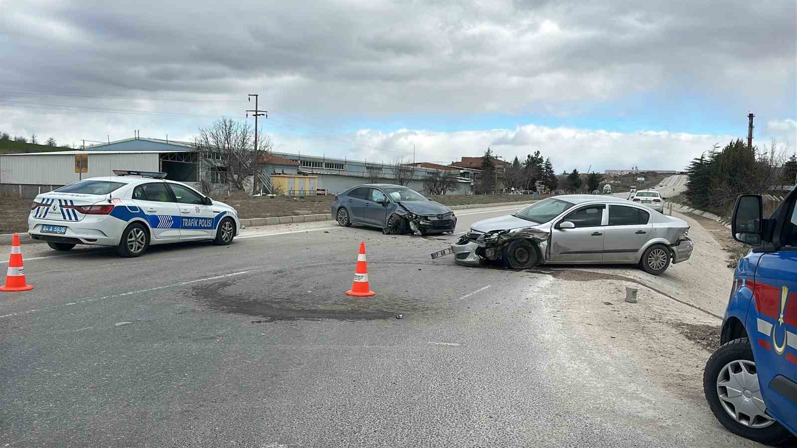İki otomobilin &ccedil;arpışması sonucu s&uuml;r&uuml;c&uuml;ler yaralandı
