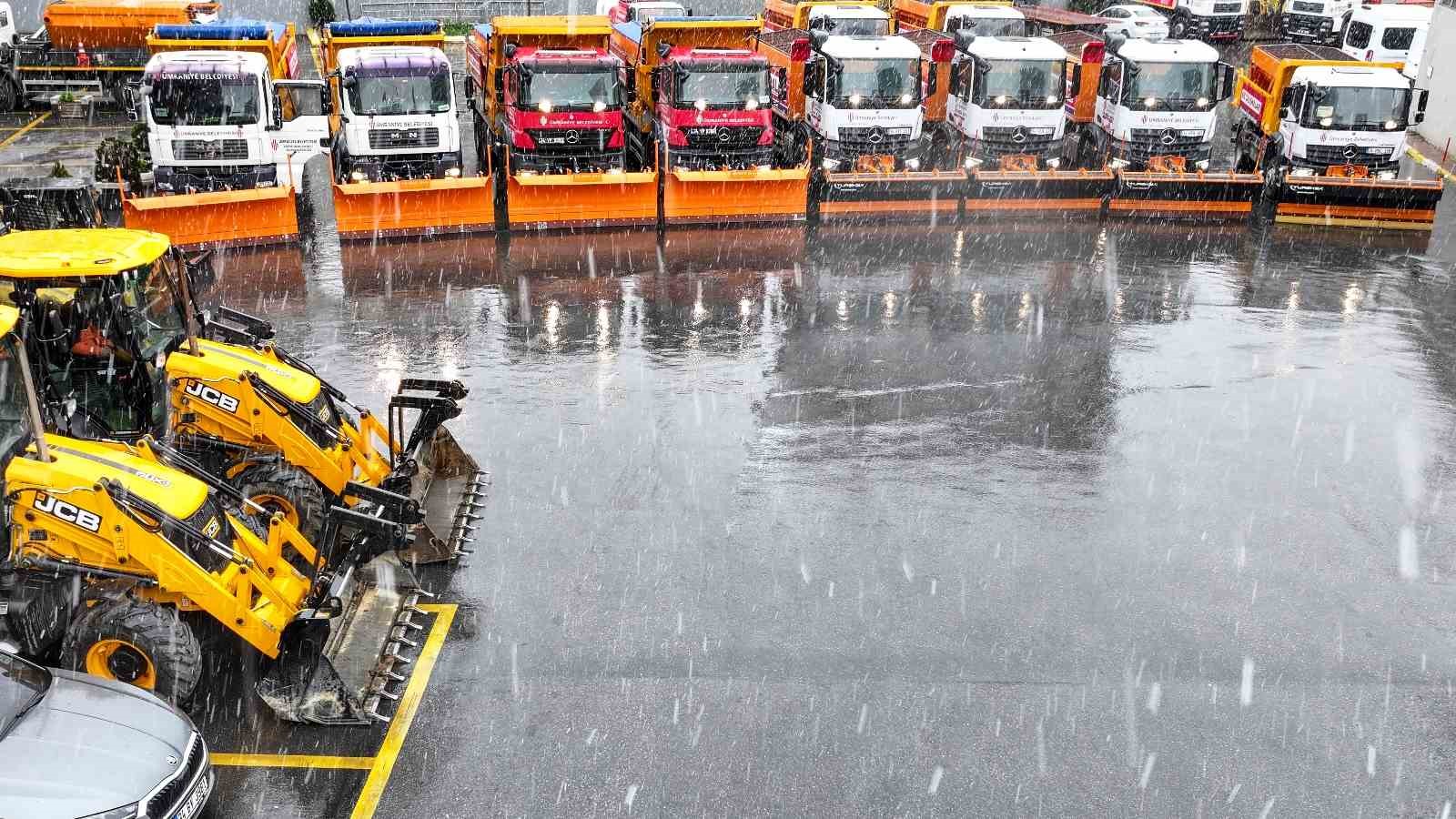 &Uuml;mraniye&rsquo;de kışa ge&ccedil;it yok: Karla m&uuml;cadele i&ccedil;in ekipler teyakkuzda
