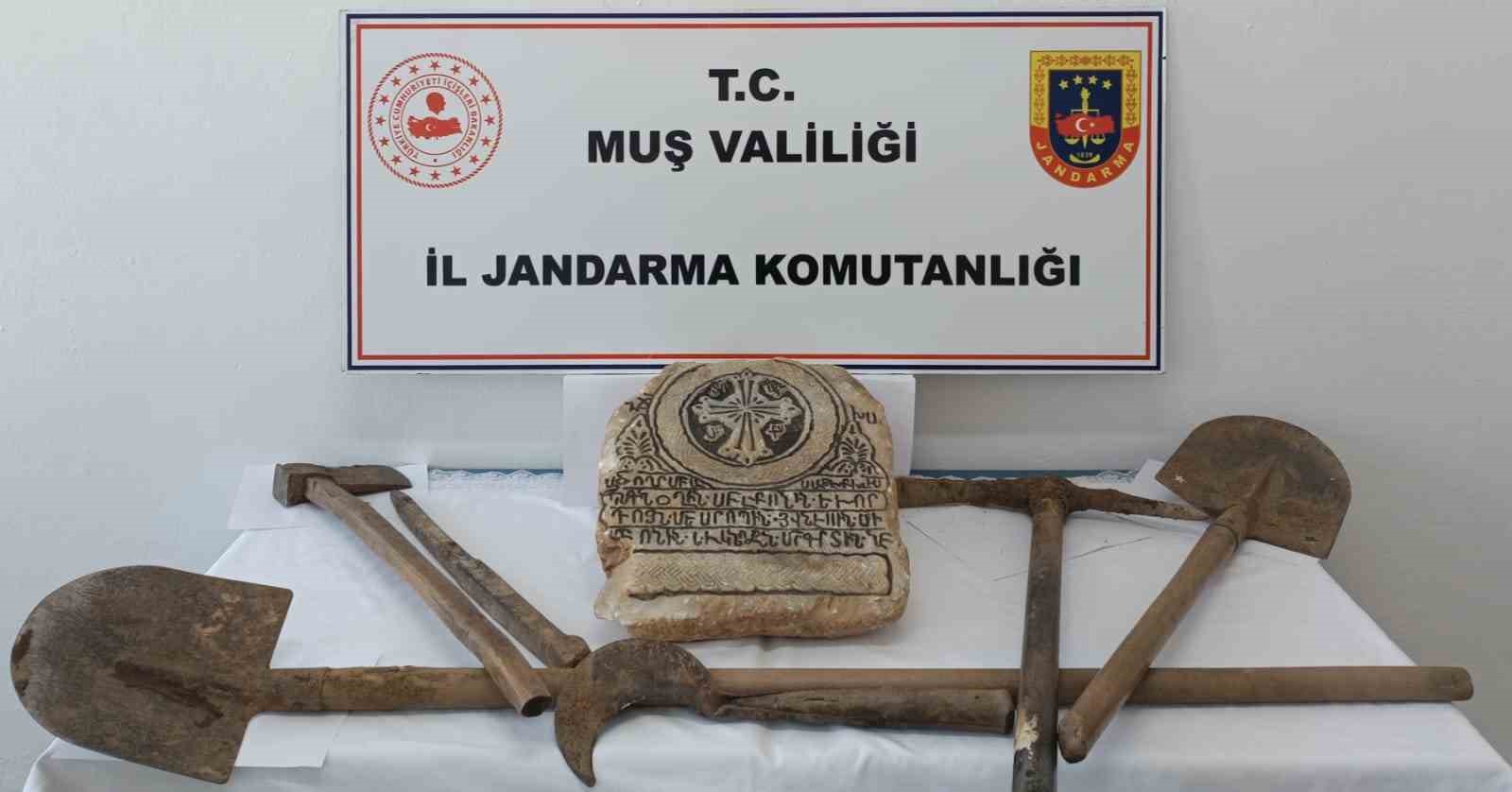 Muş’ta kaçak kazıya suçüstü: Tarihi mermer parçası ele geçirildi