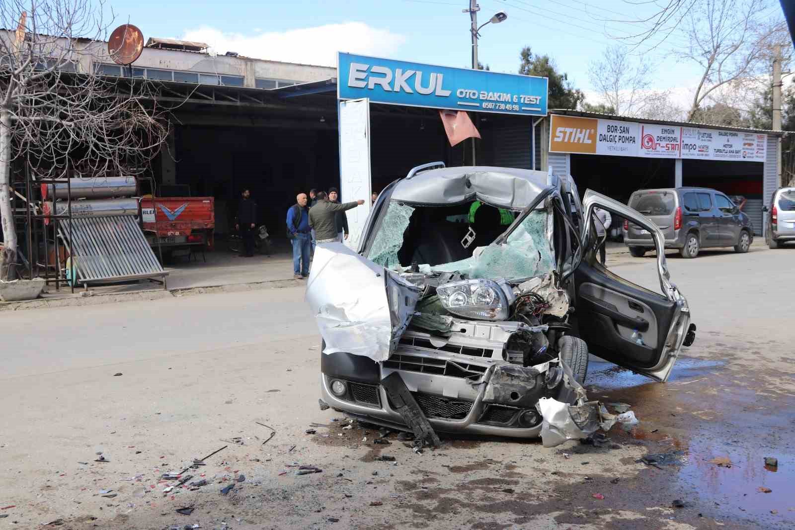 Yolda y&uuml;r&uuml;rken park halindeki kamyonun altında kaldı
