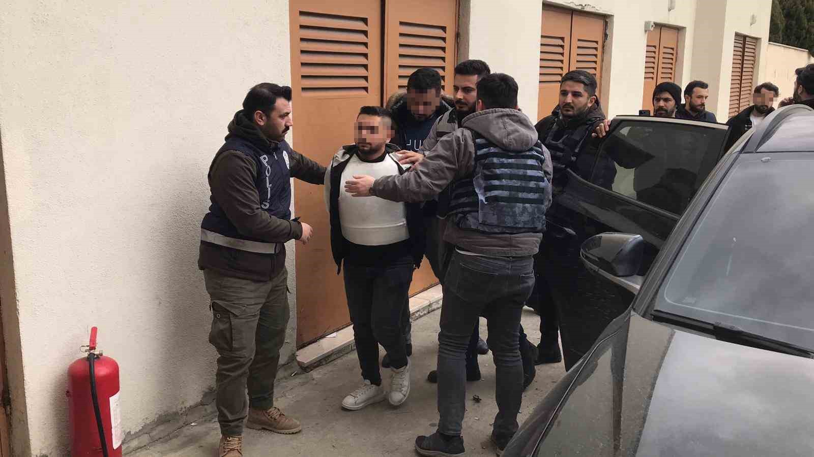 Husumetlisi ile birlikte 2 kişiyi vuran ş&uuml;pheli &ccedil;elik yelekle adliyeye sevk edildi
