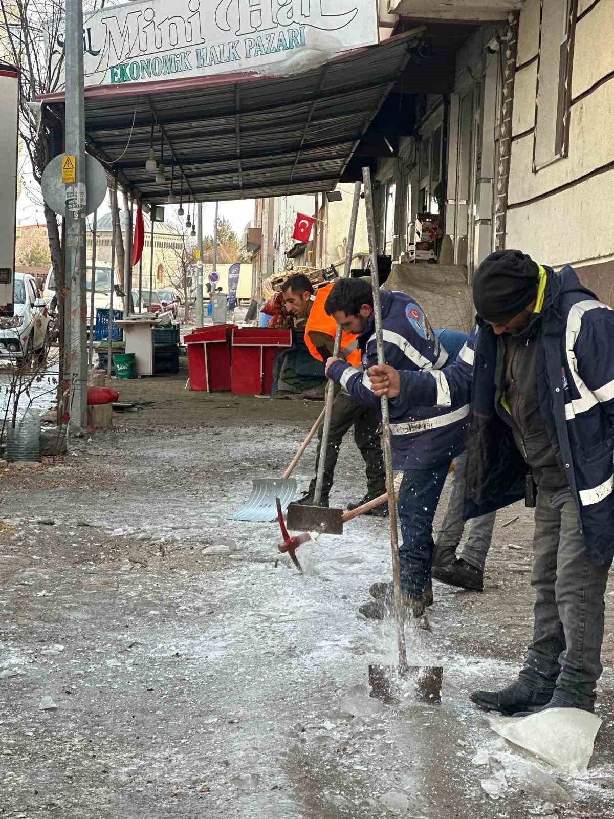 Kars&rsquo;ın kaldırımların buzu kırılıyor
