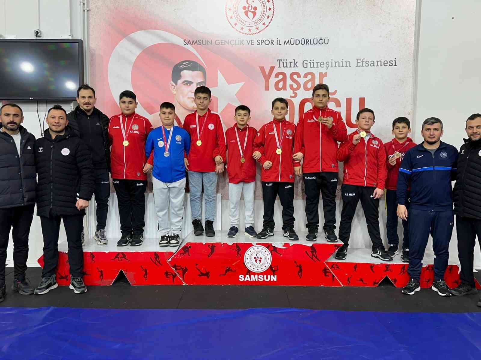 Kavaklı minik güreşçiler grekoromende ‘yıldız’ oldu