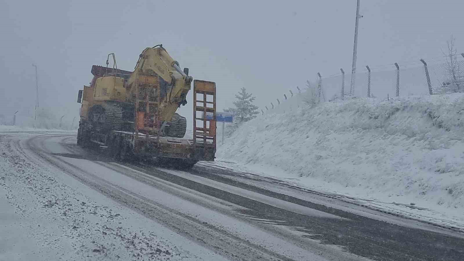 Kocayayla Ge&ccedil;idi&rsquo;nde kar ve tipi ulaşımı olumsuz etkiledi
