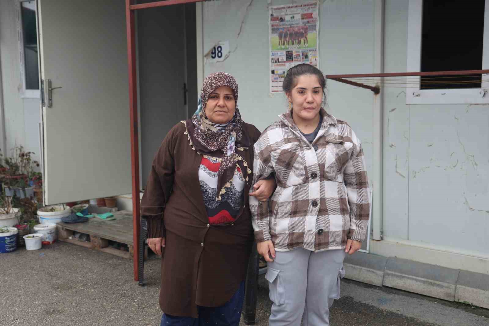 Depremde enkazdan yaralı olarak &ccedil;ıkarılan gen&ccedil; kız 2 yıl sonra konuşmaya başladı
