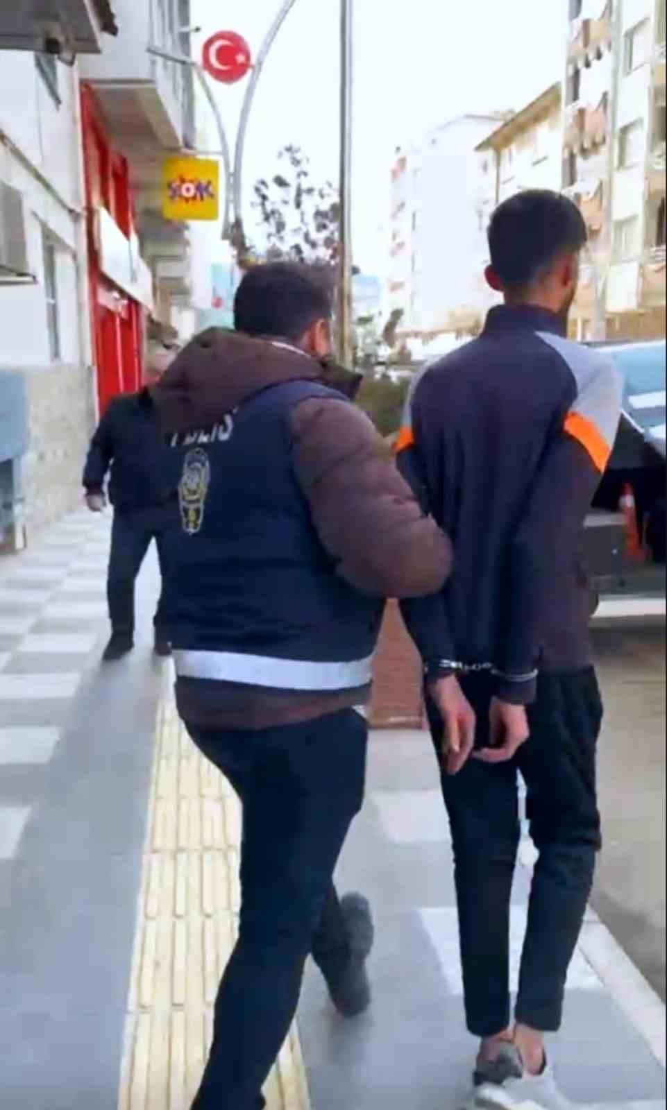 Silah ve uyuşturucu madde ile yakalanan 4 kişi gözaltına alındı