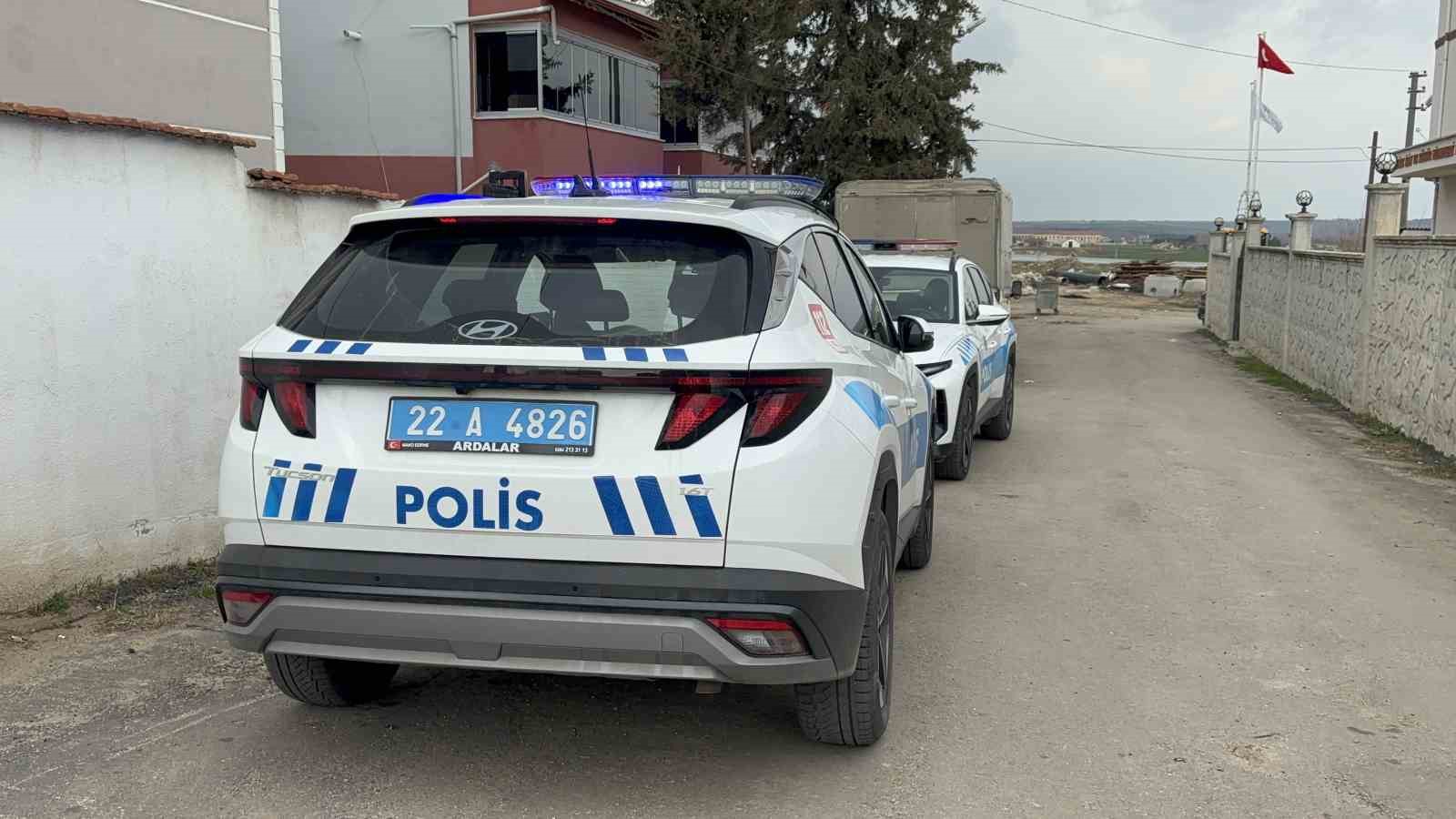 Polisten ka&ccedil;an 16 yaşındaki s&uuml;r&uuml;c&uuml; evinin bah&ccedil;esinde yakalandı
