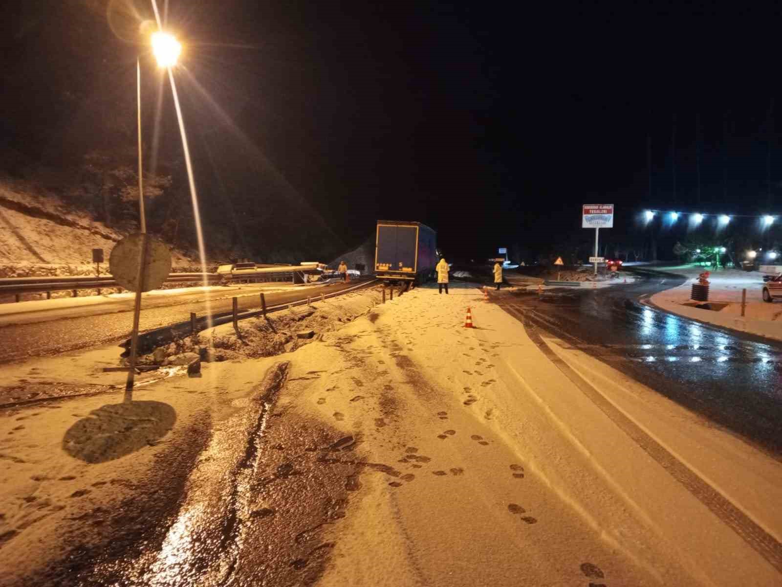 Kontrolden &ccedil;ıkan tır bariyerlere &ccedil;arptı: Yol trafiğe kapandı
