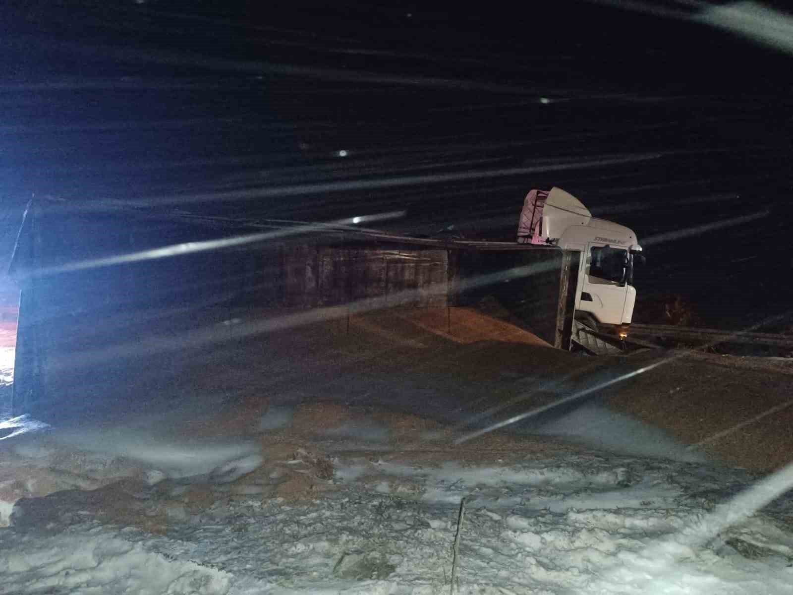 Buğday yüklü tır devrildi, Sivas-Kayseri karayolu trafiğe kapandı