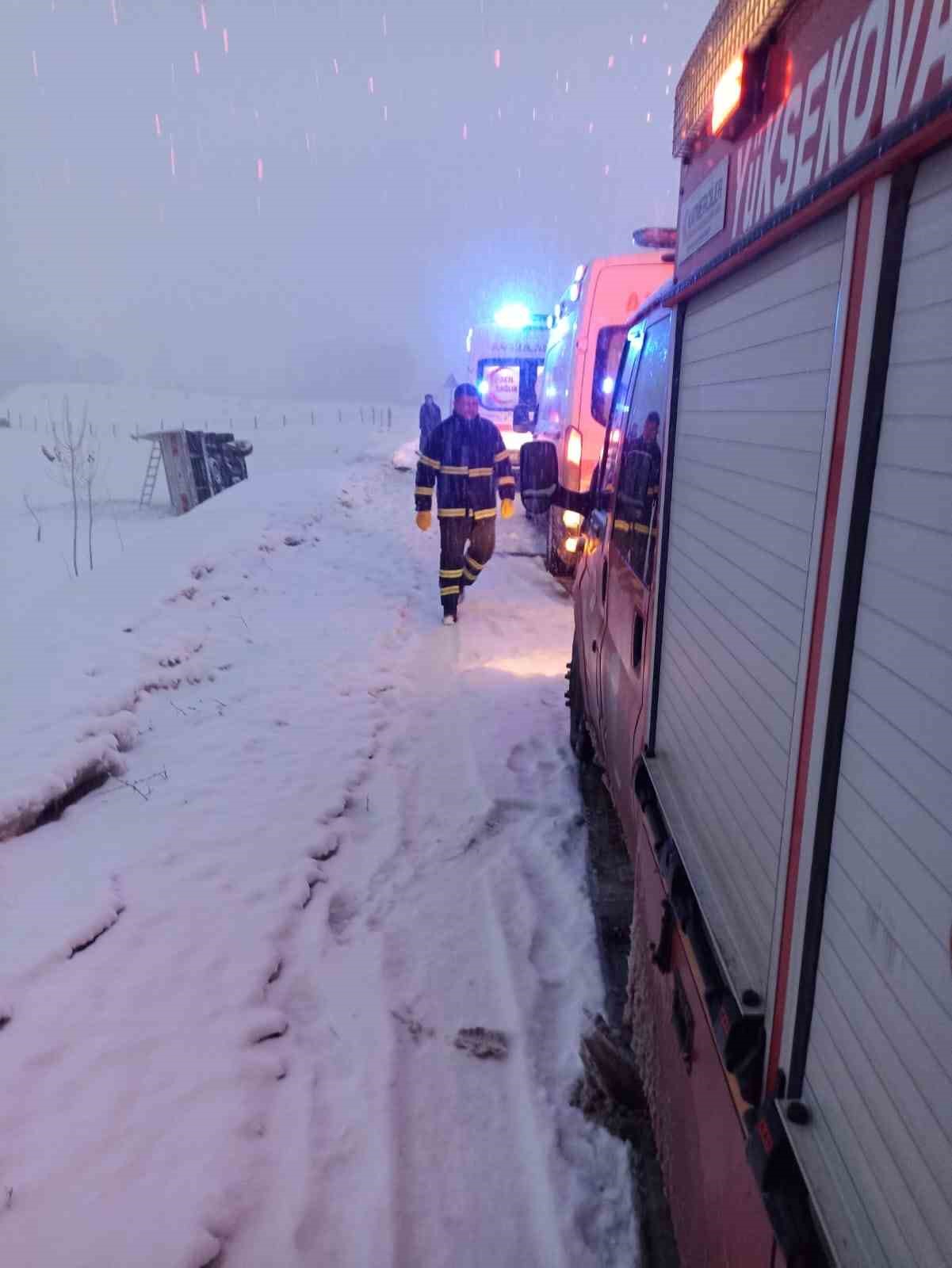 Y&uuml;ksekova&rsquo;da yoldan &ccedil;ıkan kamyonet devrildi: 3 yaralı
