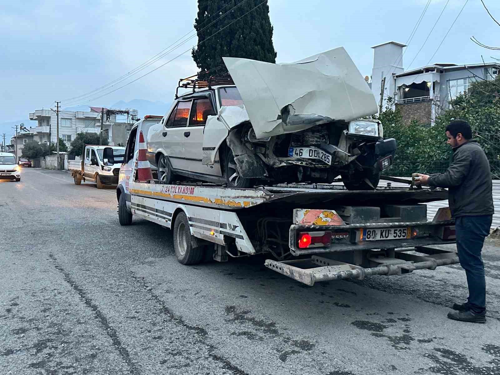 D&ouml;rtyol&rsquo;da iki otomobil &ccedil;arpıştı: 9 yaralı
