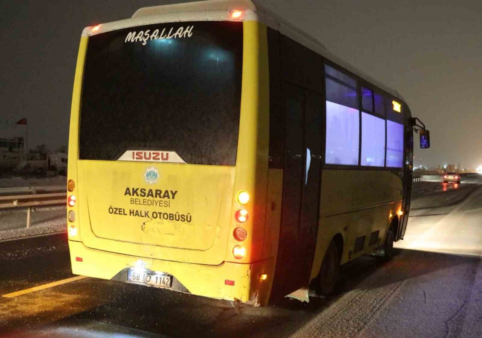 Minib&uuml;s, otomobil ve tır &ccedil;arpıştı, s&uuml;r&uuml;c&uuml;ler &ouml;l&uuml;mden d&ouml;nd&uuml;

