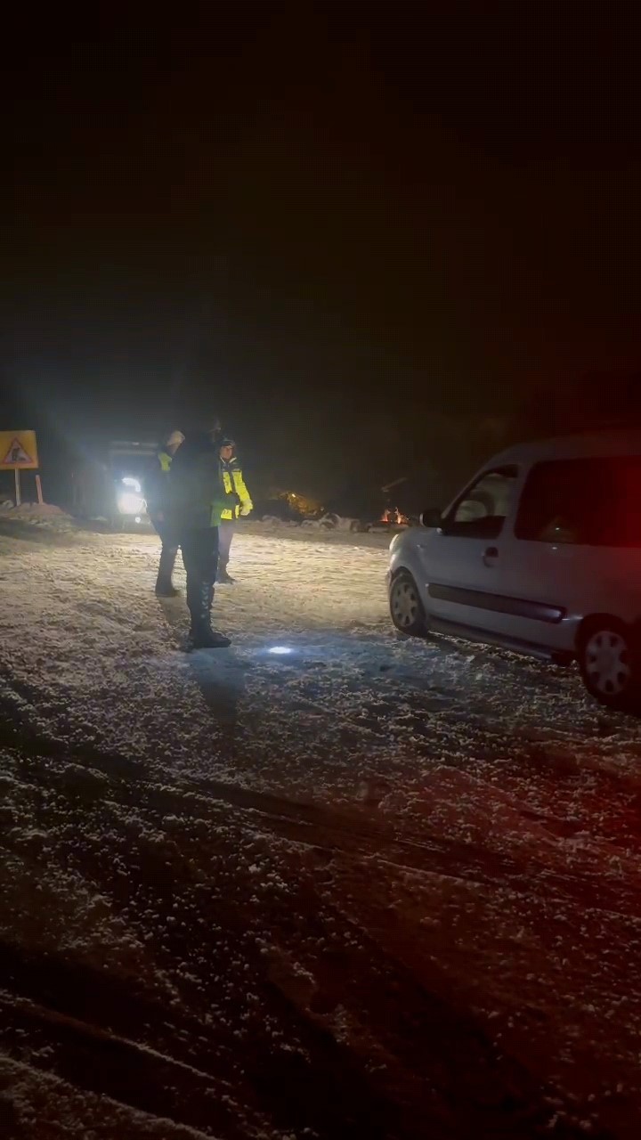 İnegöl-Domaniç karayolunda kar yağışı ve tipi zor anlar yaşattı