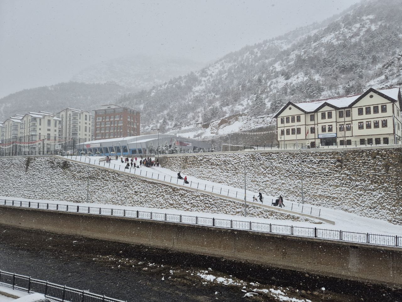 Gümüşhane’de karın keyfini çocuklar çıkardı