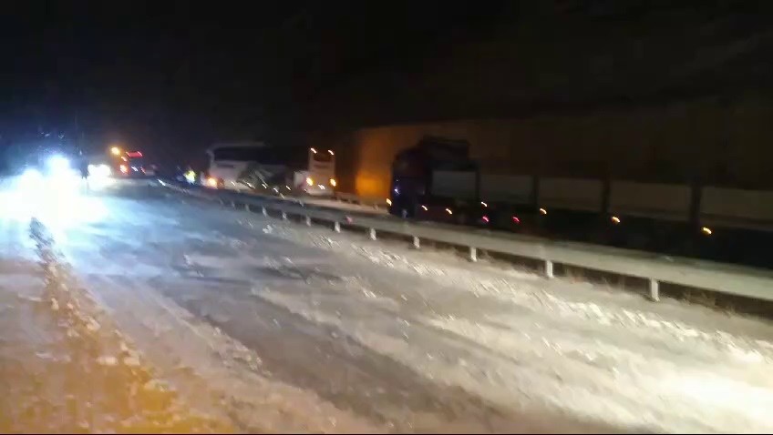 Yoğun kar yağışı nedeniyle Sivas’ta ulaşımda aksamalar yaşanıyor
