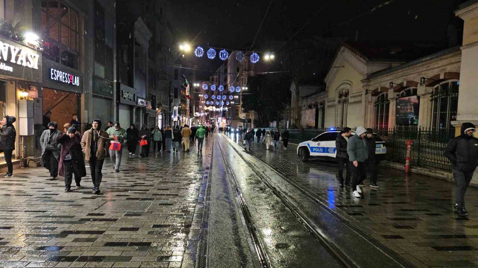 Taksim’de kar yağışı etkili oldu
