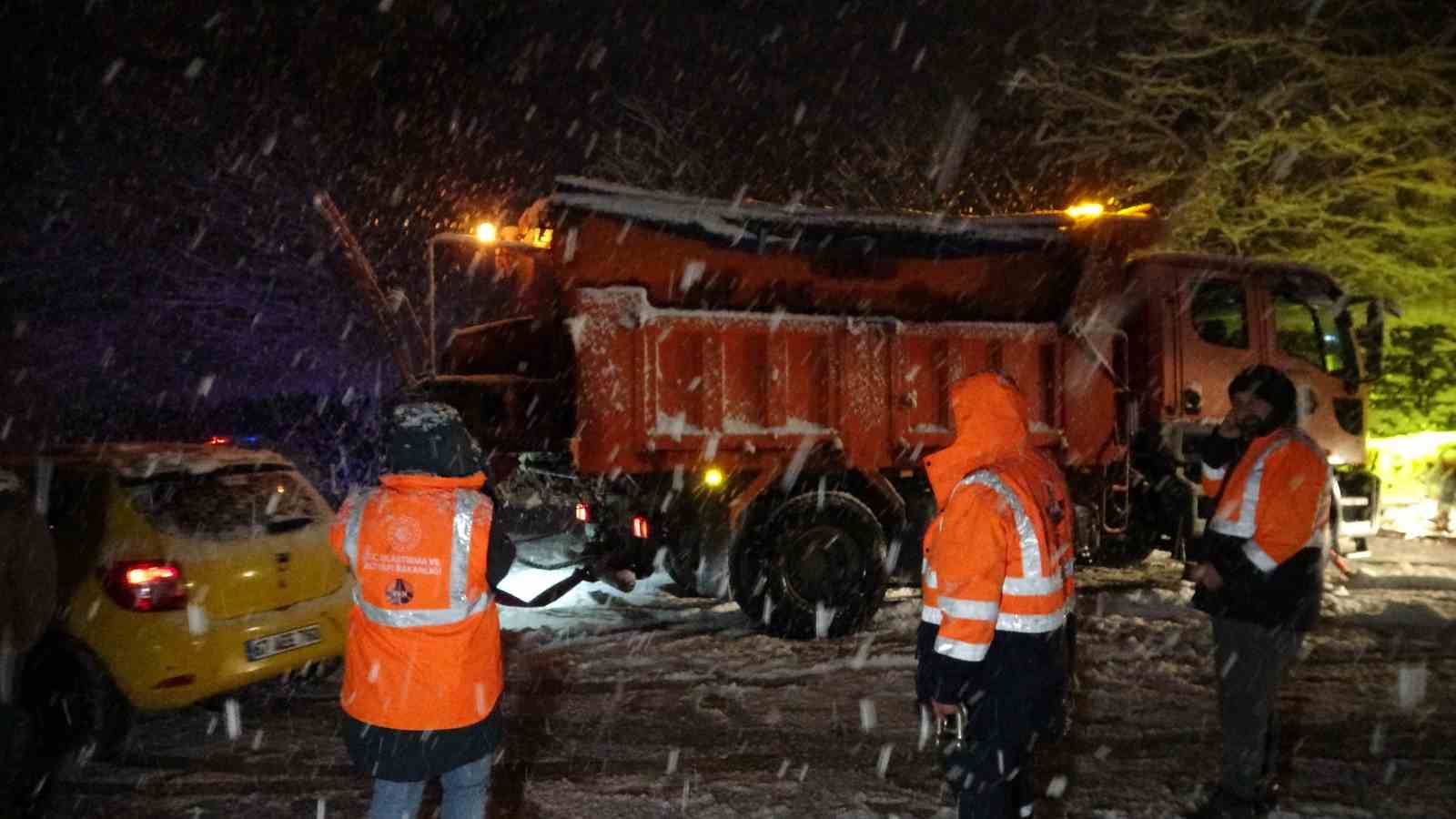 Zonguldak-Ereğli kara yolunda sürücüler kar nedeniyle zor anlar yaşadı
