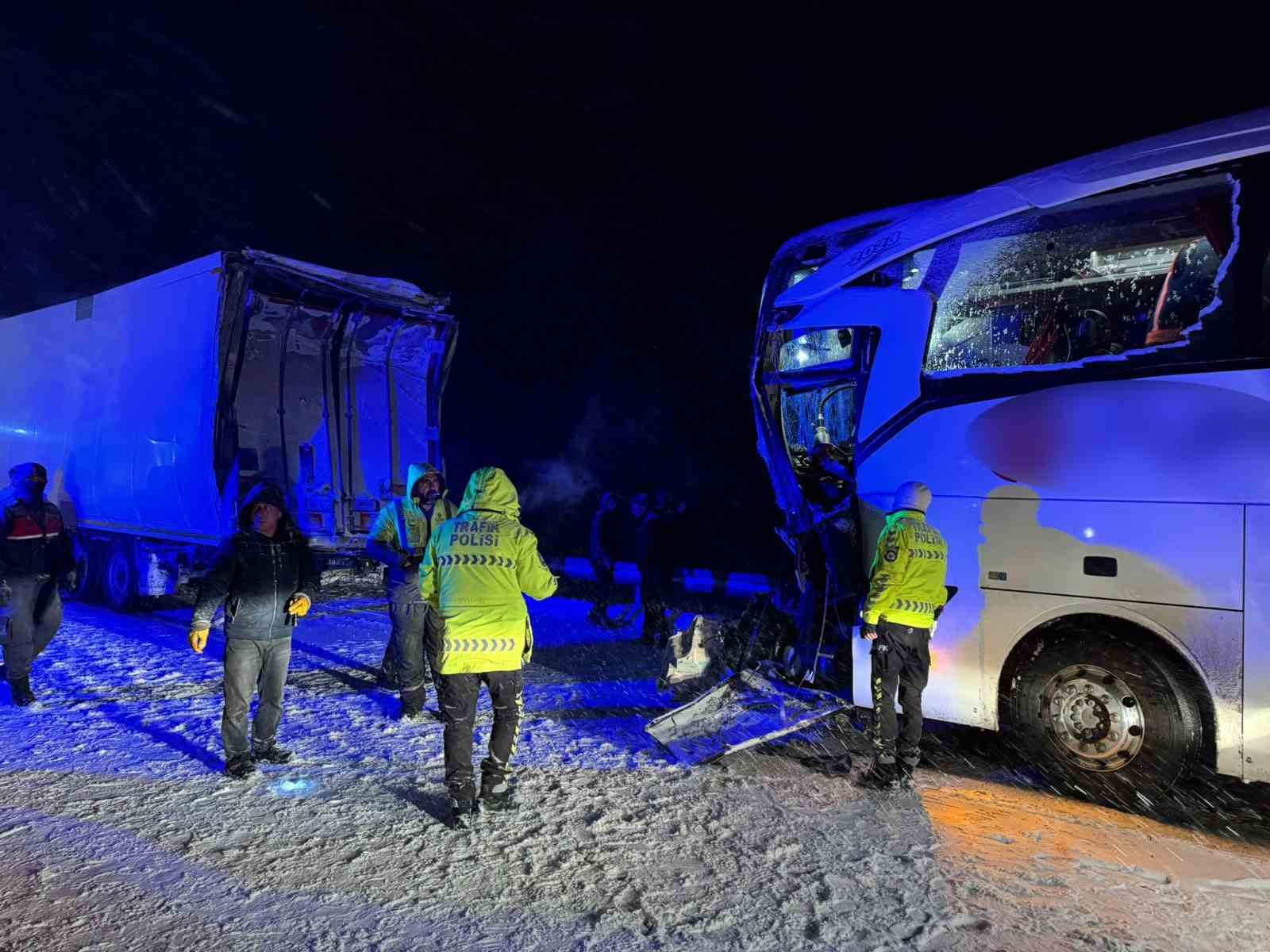 Sivas’ta yolcu otobüsü park halindeki tıra çarptı, 1’i ağır 13 kişi yaralandı
