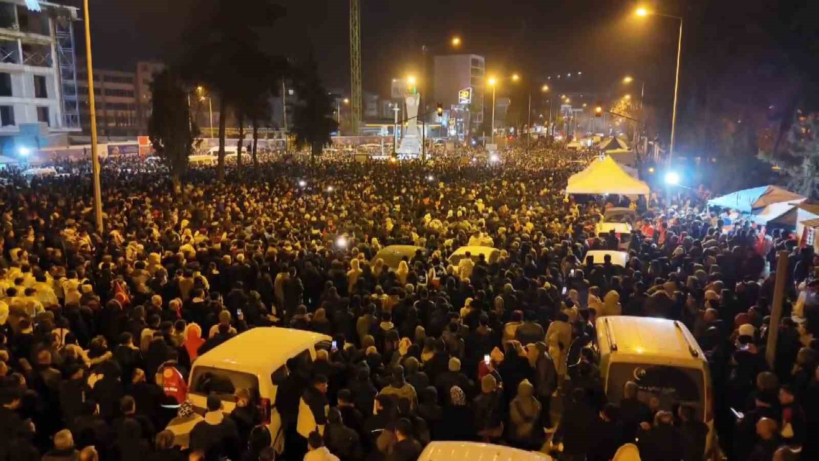 Adıyaman’da binlerce kişi deprem şehitlerini andı