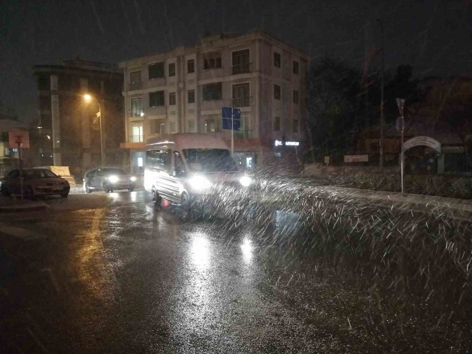 İstanbul’da sabahın erken saatlerinde kar yağışı etkili oldu
