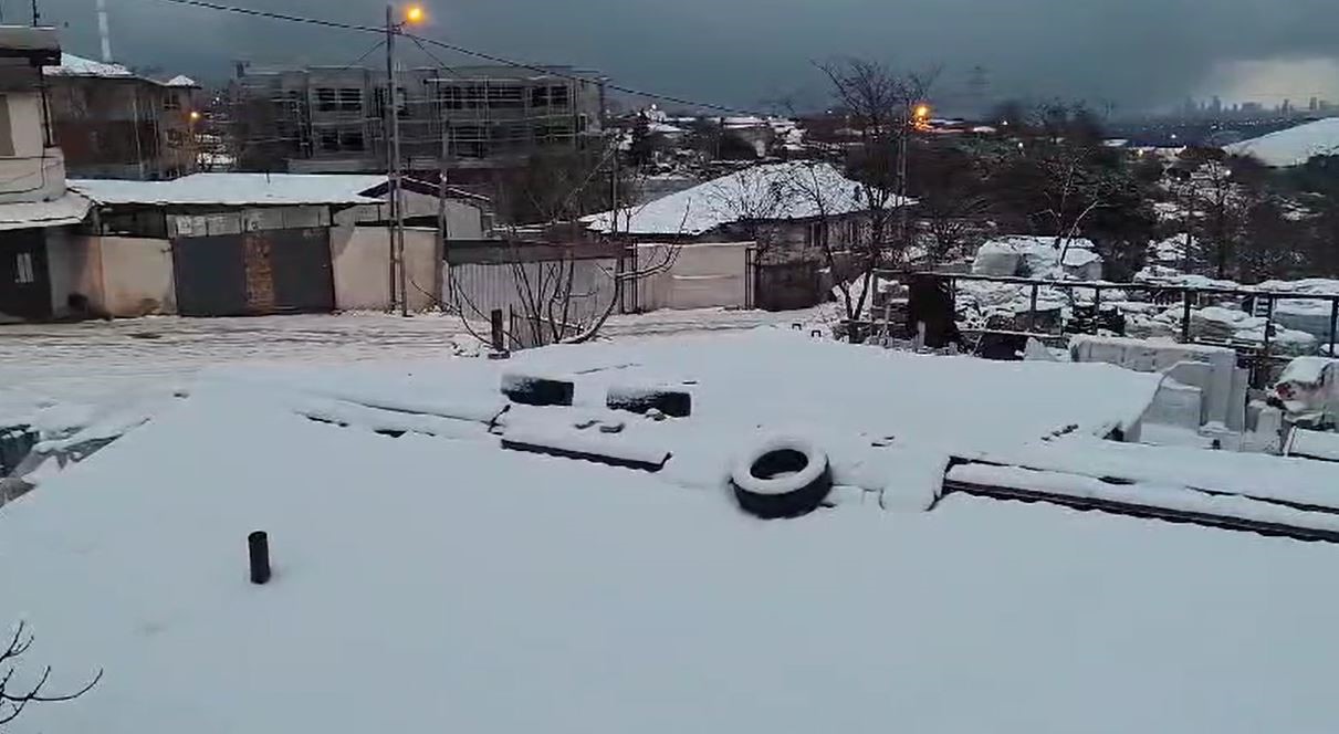 Sultangazi’de kar etkili oldu