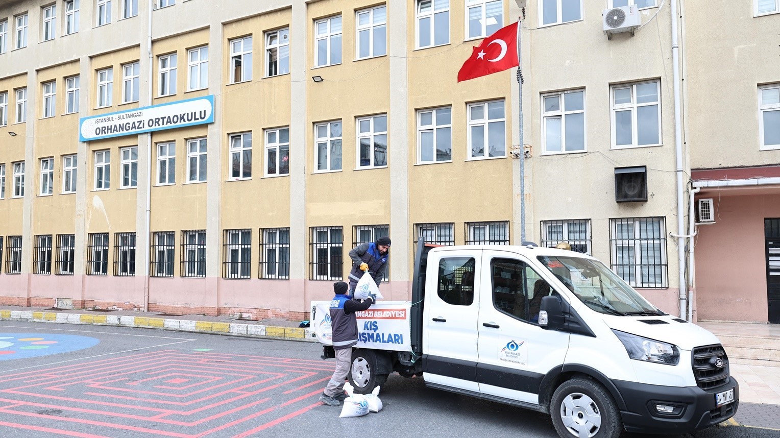 Kar yağışı için Sultangazi’de ekipler teyakkuzda
