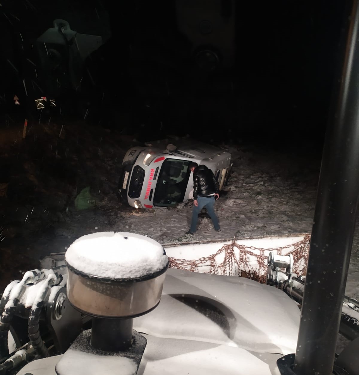 Devrilen ambulansın sürücüsü yaralandı