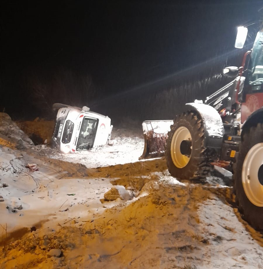 Devrilen ambulansın sürücüsü yaralandı