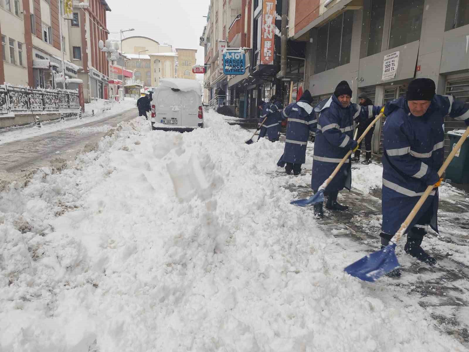 Hakkari’de kar yağışı: 168 yerleşim yerinin yolu kapandı
