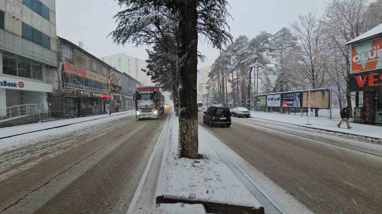 Tatvan&rsquo;da kar yağışı
