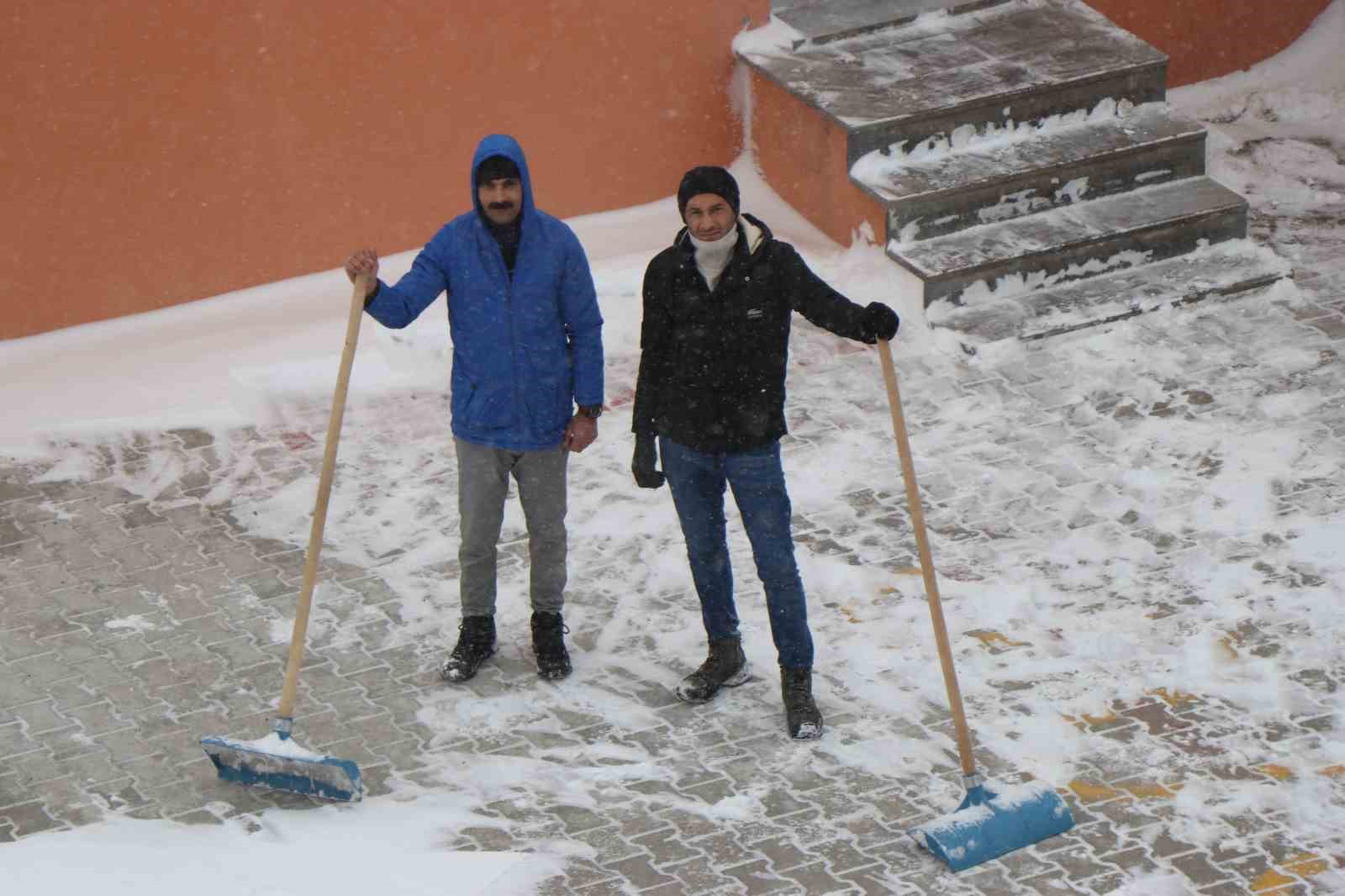 Diyadin’de kar yağışı etkili oldu
