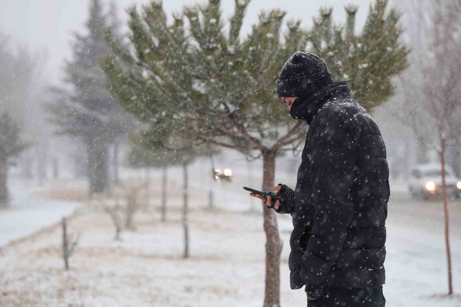 Elazığ güne karla uyandı
