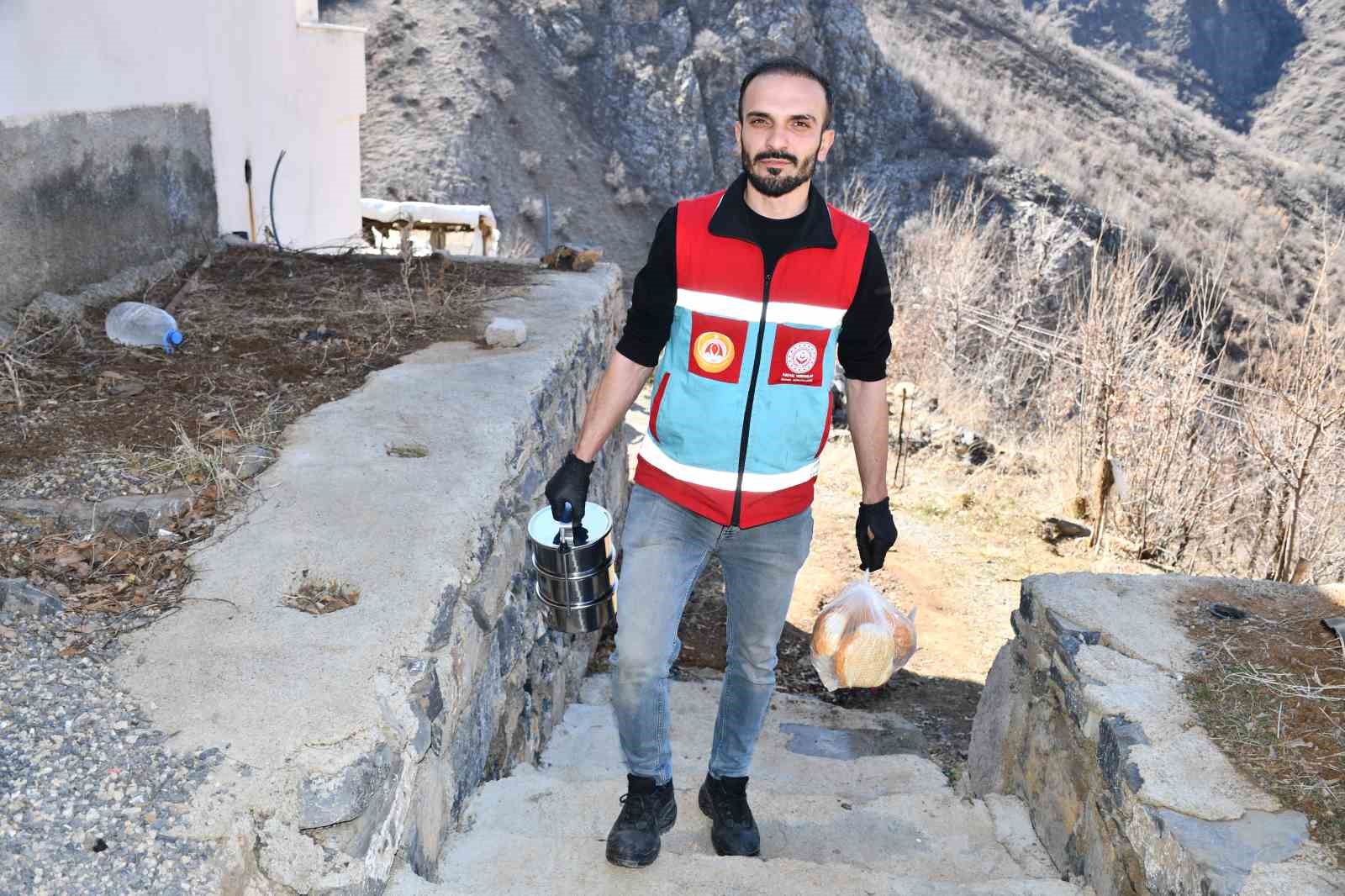 Yetim, &ouml;ks&uuml;z ve bakıma muhta&ccedil; ailelere 8 yıldır 3 &ouml;ğ&uuml;n yemek veriliyor
