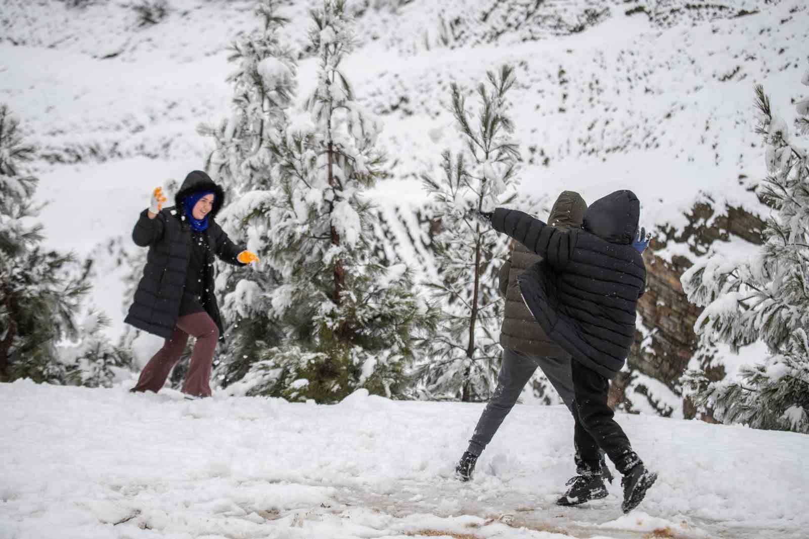 Adana’nın yüksek kesimlerine kar yağdı, çocuklar doyasıya eğlendi