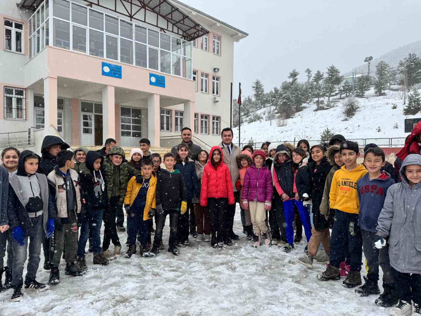 Adana&rsquo;nın y&uuml;ksek kesimlerine kar yağdı, &ccedil;ocuklar doyasıya eğlendi
